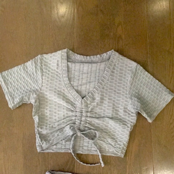 Honeycomb Ruched Crop Top - Picture 3 of 9